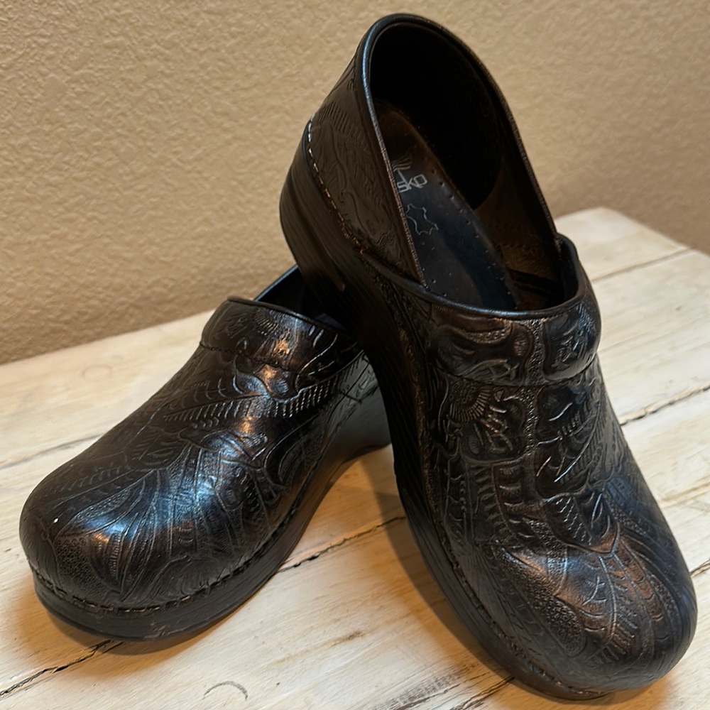 Dansko Professional Clogs size 39 Black Leather Tooled